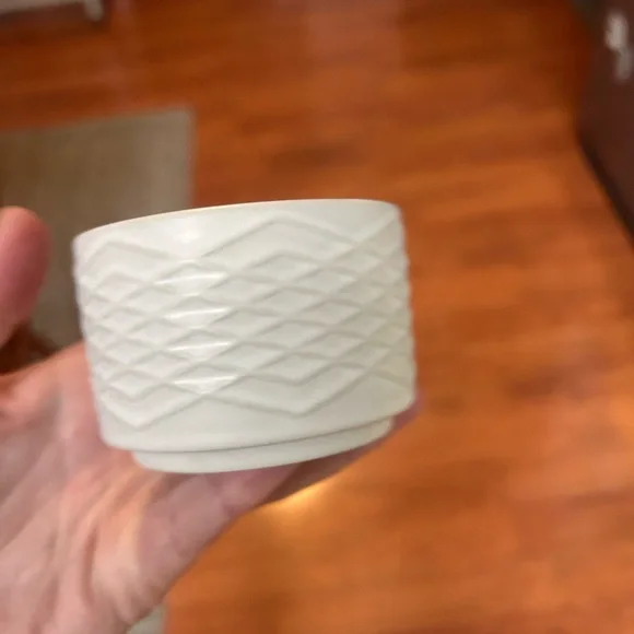 White Textured Ceramic Planter - Picture 2 of 6